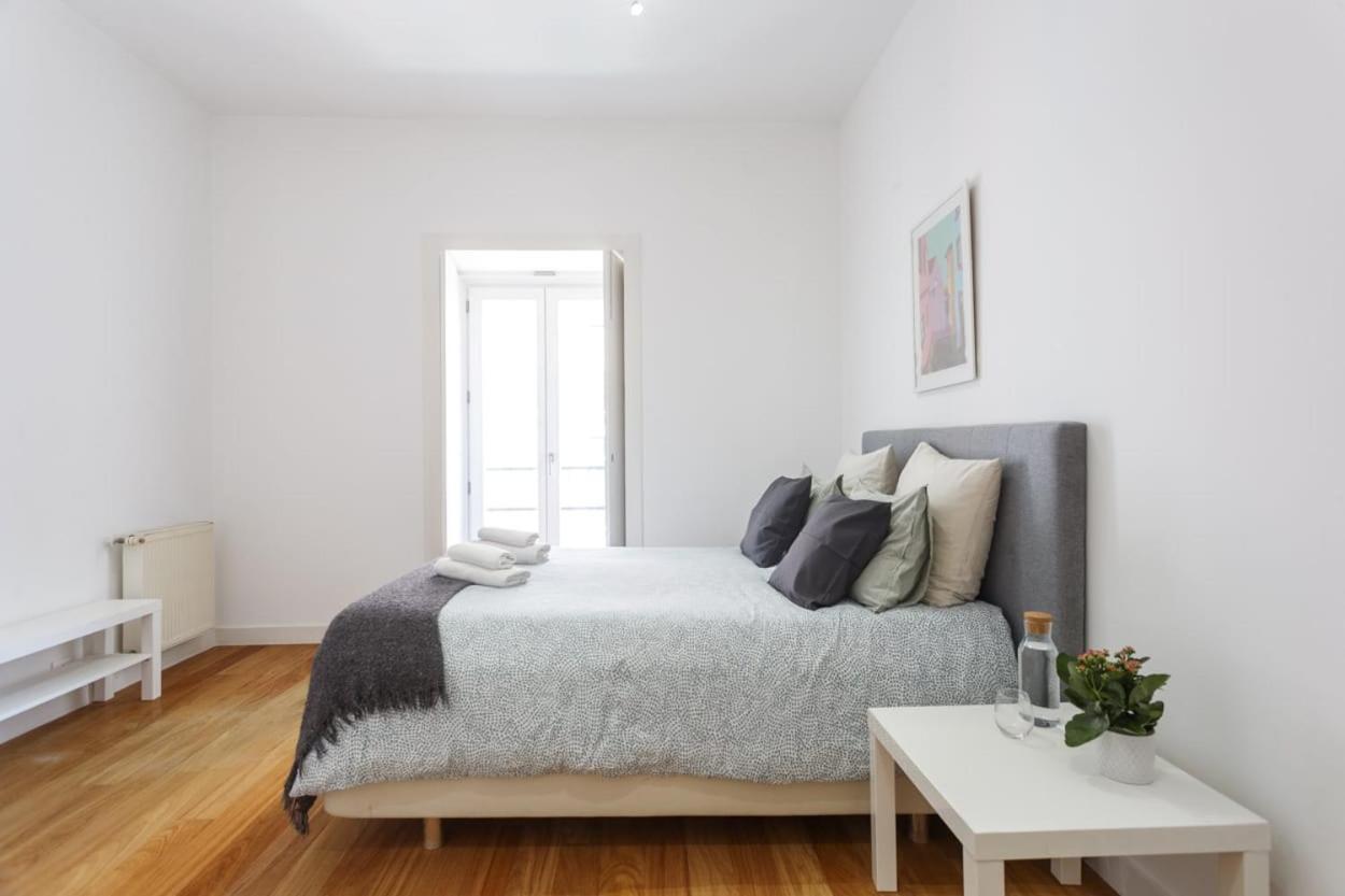 Bedooms With Shared Bathroom In In Historic Largo Do Carmo Lisboa