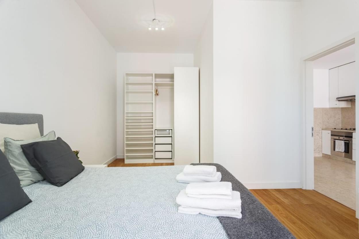 Bedooms With Shared Bathroom In In Historic Largo Do Carmo * Lisboa