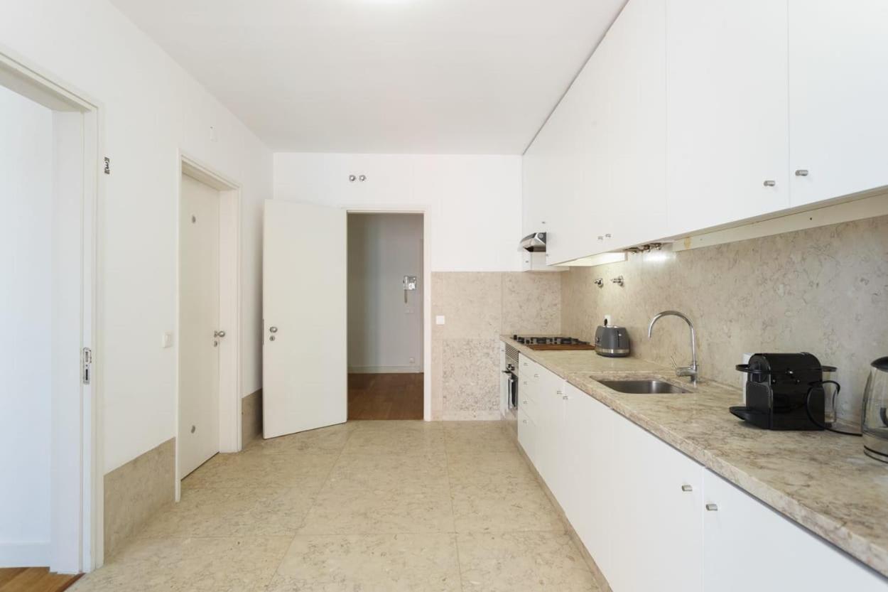 Bedooms With Shared Bathroom In In Historic Largo Do Carmo Lisboa