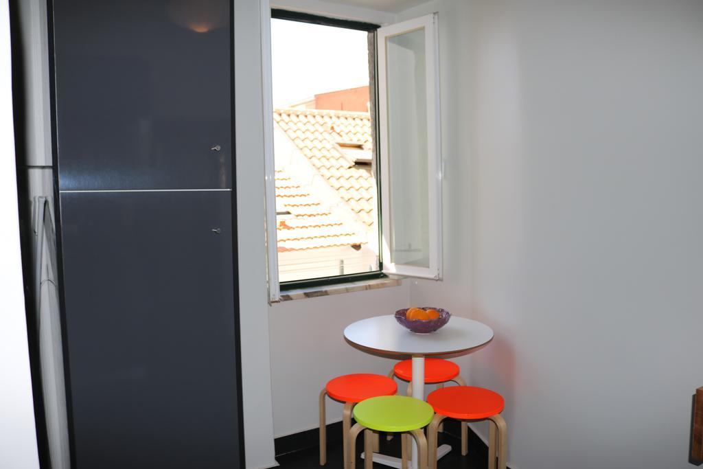 Chiado Bairro Alto, Bright And Newly Renovated 3 Bedroom Apartment, Historical Center * Lissabon
