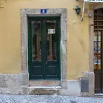 Cozy Carmo Apartment, Lisbeyond