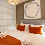 Chic Tailor Made Flat In Chiado