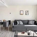 Amazing Central Studio With Balcony & Gym 1