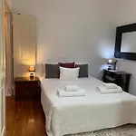 Room In Guest Room - Lisbon Anglesh Hostel Located Near City Center