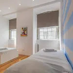 100 A - Central Lisbon Flat By Pink St.