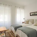 Lisbon Industrial Flat W/ Garage
