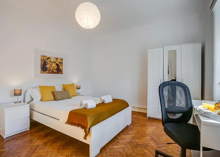 Hip And Spacious Tm Flat In Areeiro