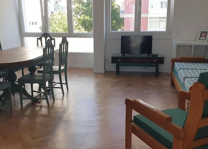 5Min Walk To Subway & 10Min Drive To Airport