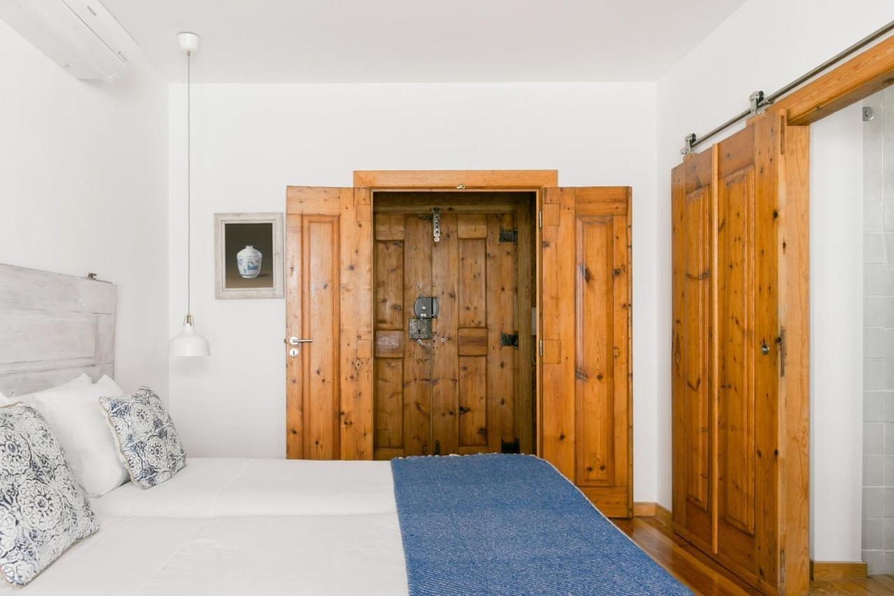 Breathtaking River-city View Two Private Terraces 3 Bedrooms And 3 Bathrooms 17th Century Building Bica Chiado District Appartement