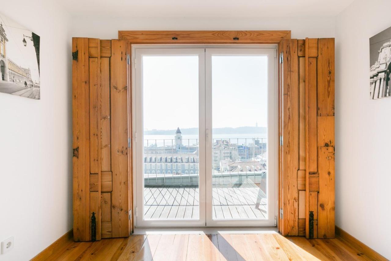 Breathtaking River-city View Two Private Terraces 3 Bedrooms And 3 Bathrooms 17th Century Building Bica Chiado District Appartement Lisboa