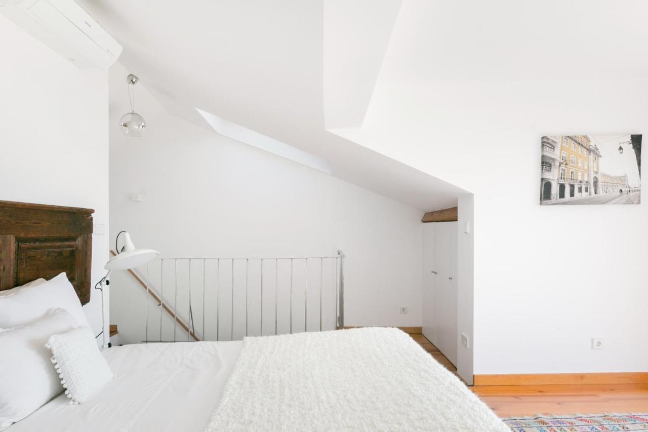 Breathtaking River-city View Two Private Terraces 3 Bedrooms And 3 Bathrooms 17th Century Building Bica Chiado District Appartement *