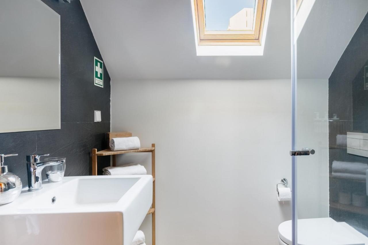Breathtaking River-city View Two Private Terraces 3 Bedrooms And 3 Bathrooms 17th Century Building Bica Chiado District *