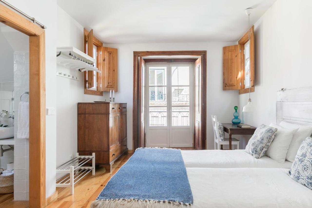 Breathtaking River-city View Two Private Terraces 3 Bedrooms And 3 Bathrooms 17th Century Building Bica Chiado District *