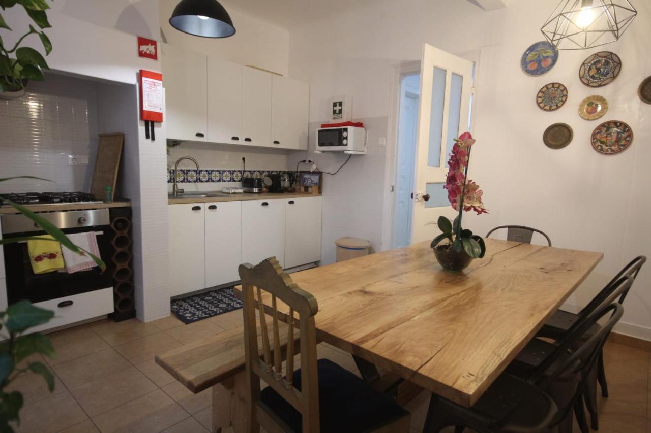 Guest house Antique M1 R1 - Amazing Double With Shared Bathroom In Marques Pombal