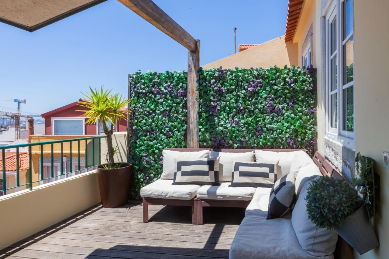 Breathtaking River-city View Two Private Terraces 3 Bedrooms And 3 Bathrooms 17th Century Building Bica Chiado District Appartement