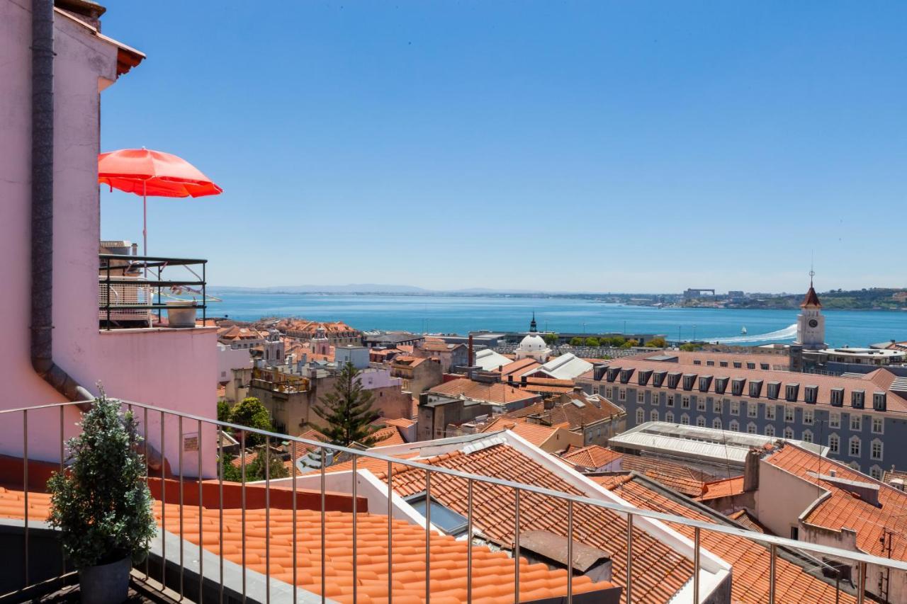 Breathtaking River-city View Two Private Terraces 3 Bedrooms And 3 Bathrooms 17th Century Building Bica Chiado District *