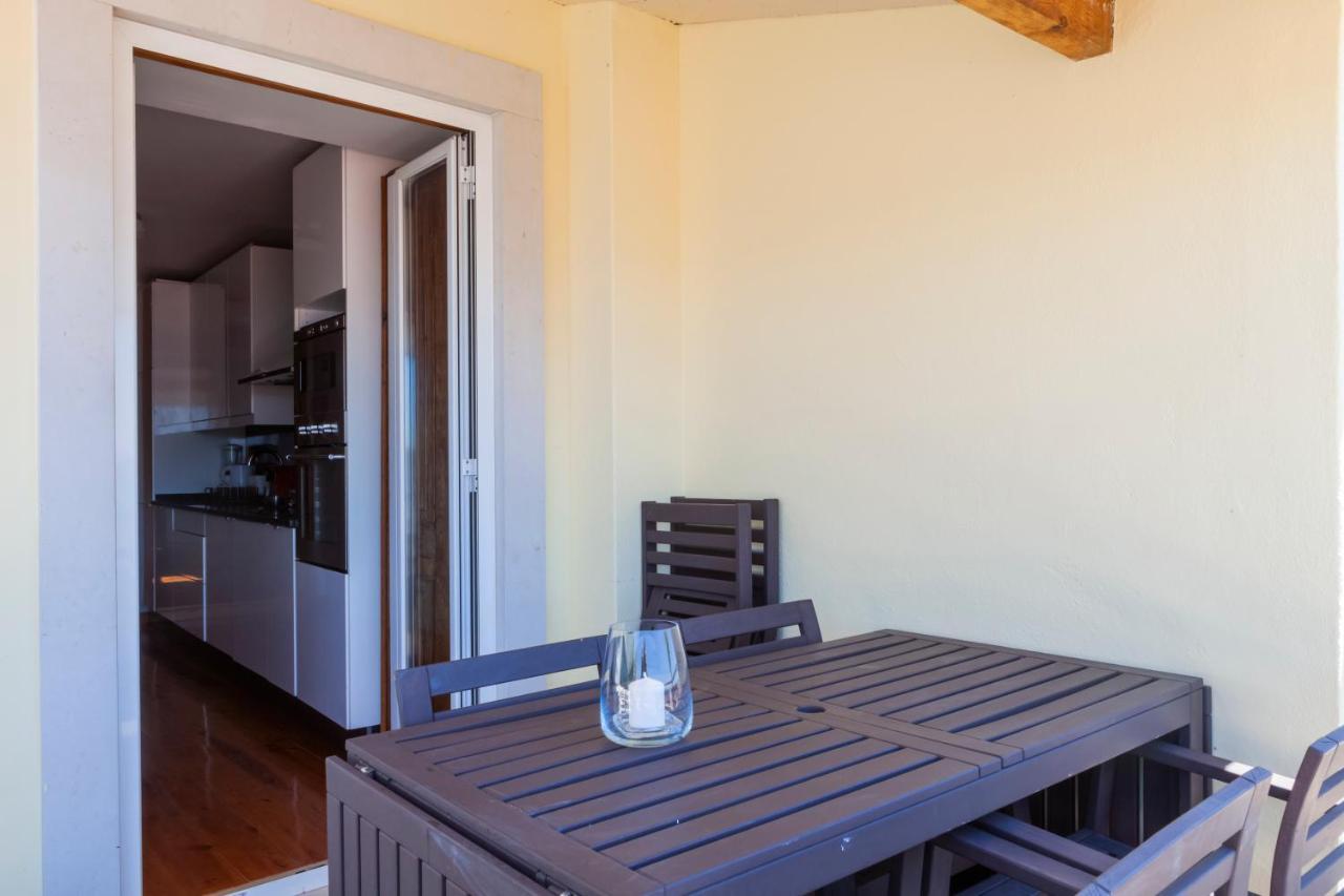 Breathtaking River-city View Two Private Terraces 3 Bedrooms And 3 Bathrooms 17th Century Building Bica Chiado District Appartement *