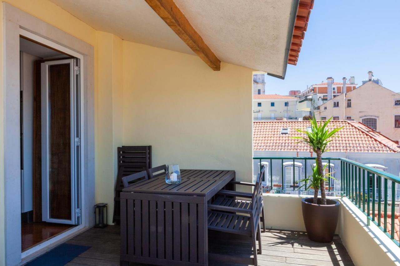 Breathtaking River-city View Two Private Terraces 3 Bedrooms And 3 Bathrooms 17th Century Building Bica Chiado District Appartement
