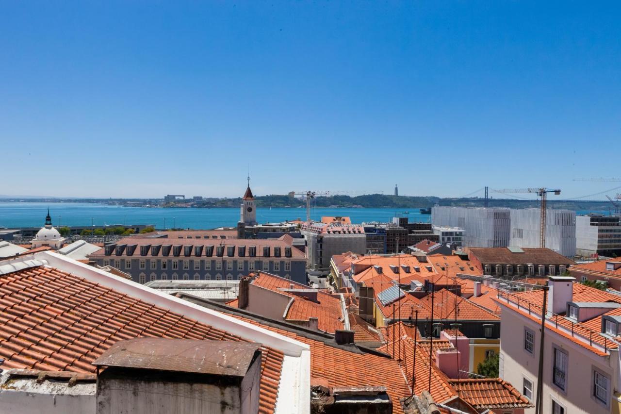 Breathtaking River-city View Two Private Terraces 3 Bedrooms And 3 Bathrooms 17th Century Building Bica Chiado District *