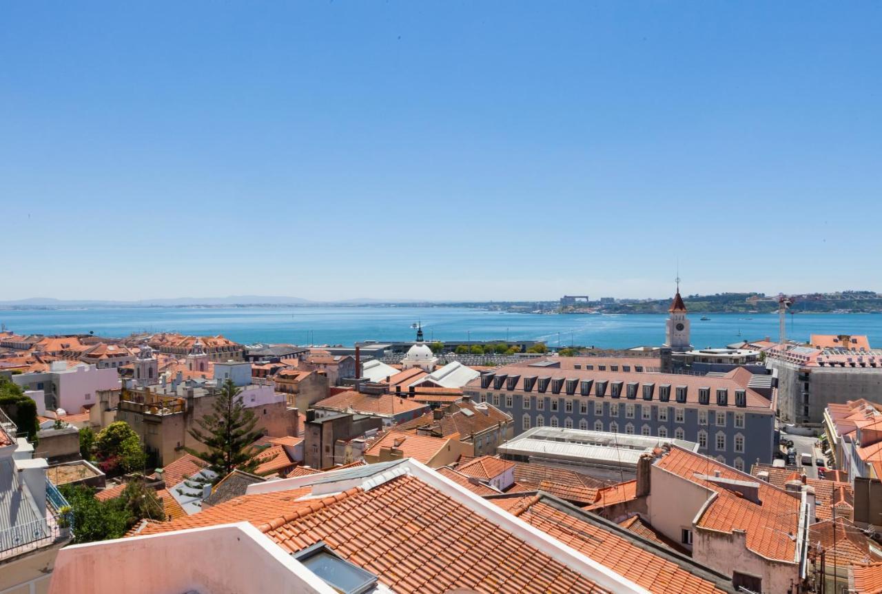 Breathtaking River-city View Two Private Terraces 3 Bedrooms And 3 Bathrooms 17th Century Building Bica Chiado District Appartement