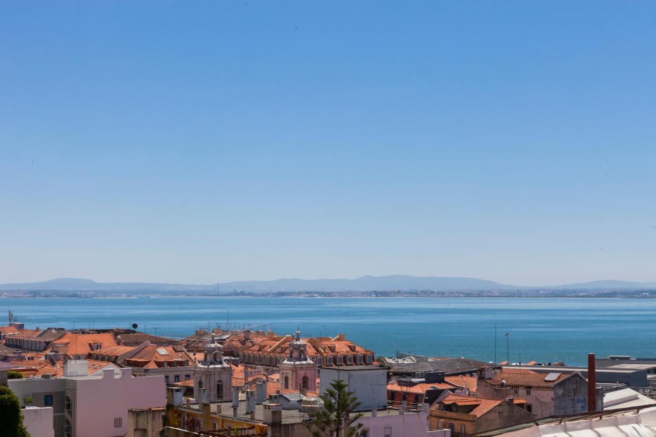 Breathtaking River-city View Two Private Terraces 3 Bedrooms And 3 Bathrooms 17th Century Building Bica Chiado District *