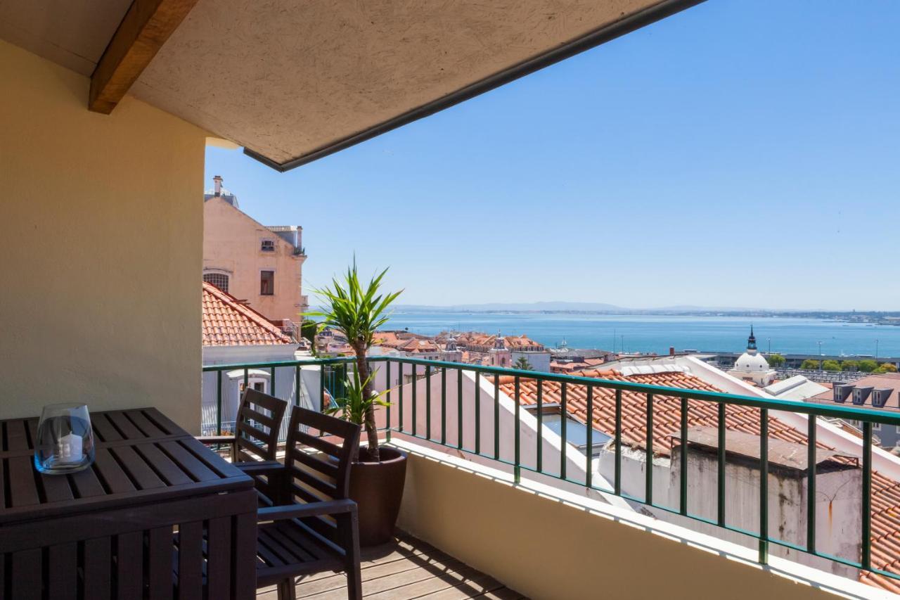 Appartement Breathtaking River-city View Two Private Terraces 3 Bedrooms And 3 Bathrooms 17th Century Building Bica Chiado District *