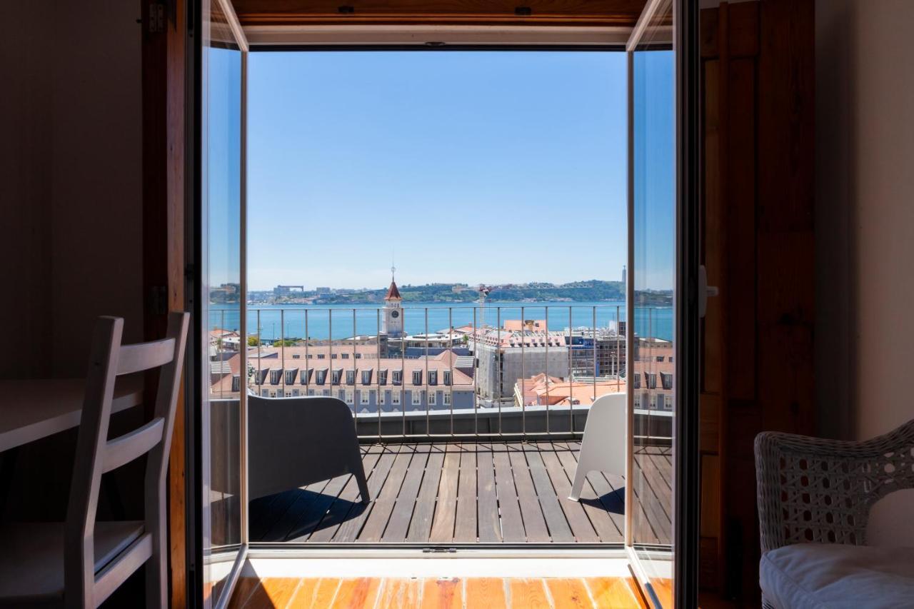 Breathtaking River-city View Two Private Terraces 3 Bedrooms And 3 Bathrooms 17th Century Building Bica Chiado District