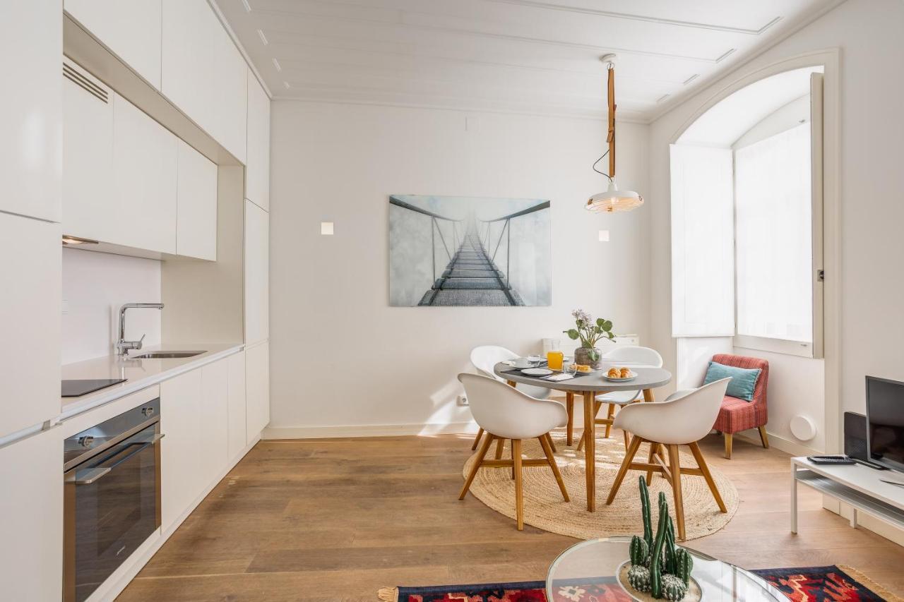 Chic Tailor Made Flat In Chiado