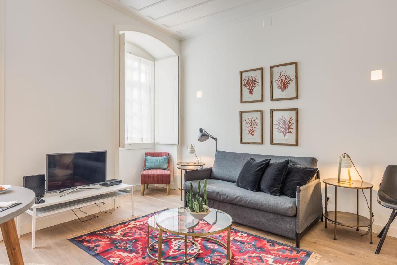 Chic Tailor Made Flat In Chiado