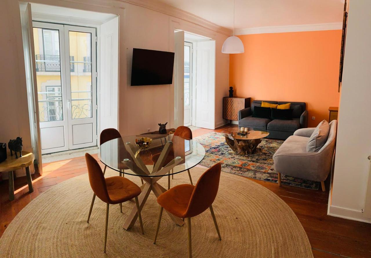 Spacious 1 Bedroom With A Parking Spot In Chiado Apartment Lissabon