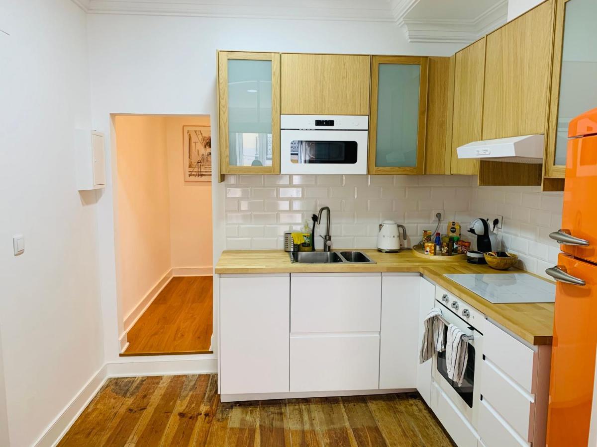 Spacious 1 Bedroom With A Parking Spot In Chiado Lissabon
