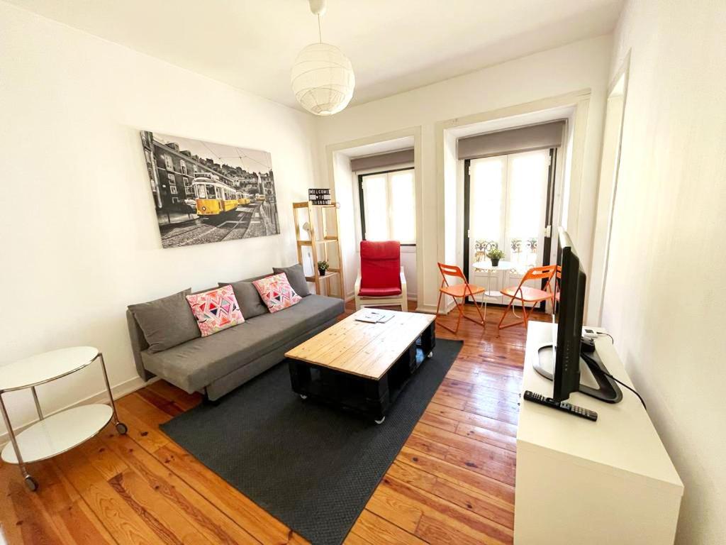 Apartment Tram House @ Lx Factory! *