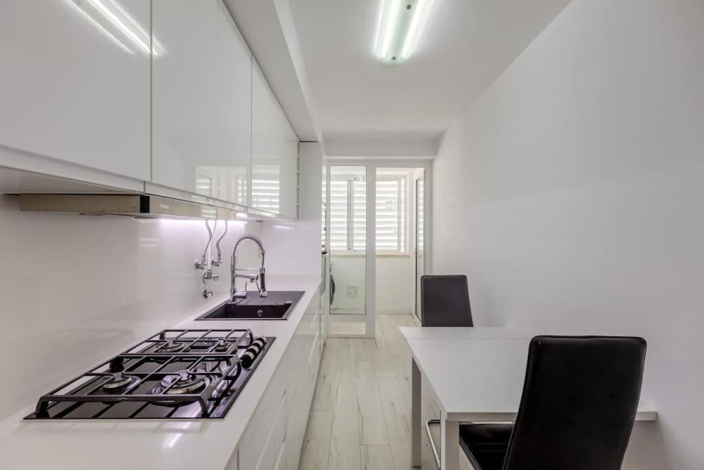 Spacious 3-bedroom In Apartment *
