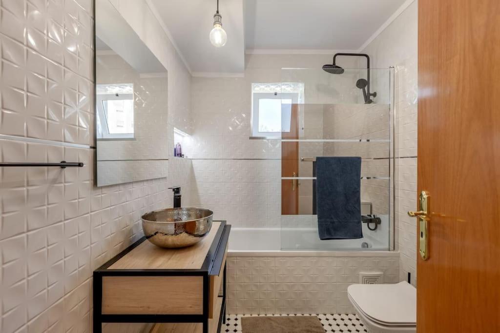 Spacious 3-bedroom In Apartment *