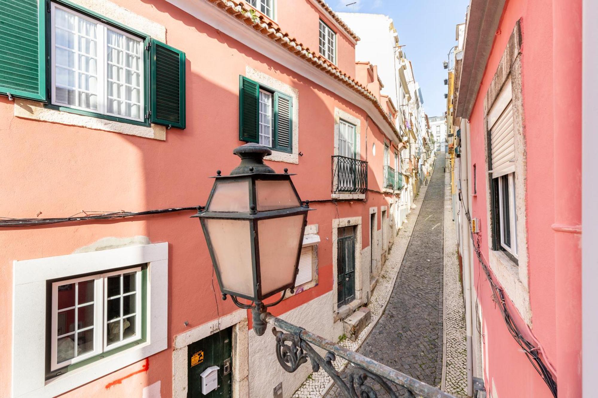 Avenida Da Liberdade Area, Bright And Newly Renovated 2 Bedroom Apartment, Historical Center Appartement *