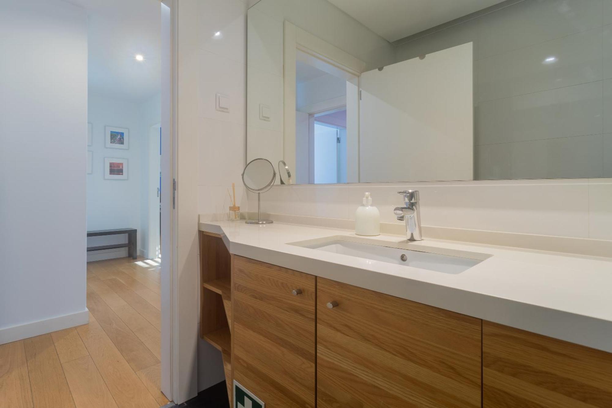 Ldapartments - Spacious Haven W/lift&garage *