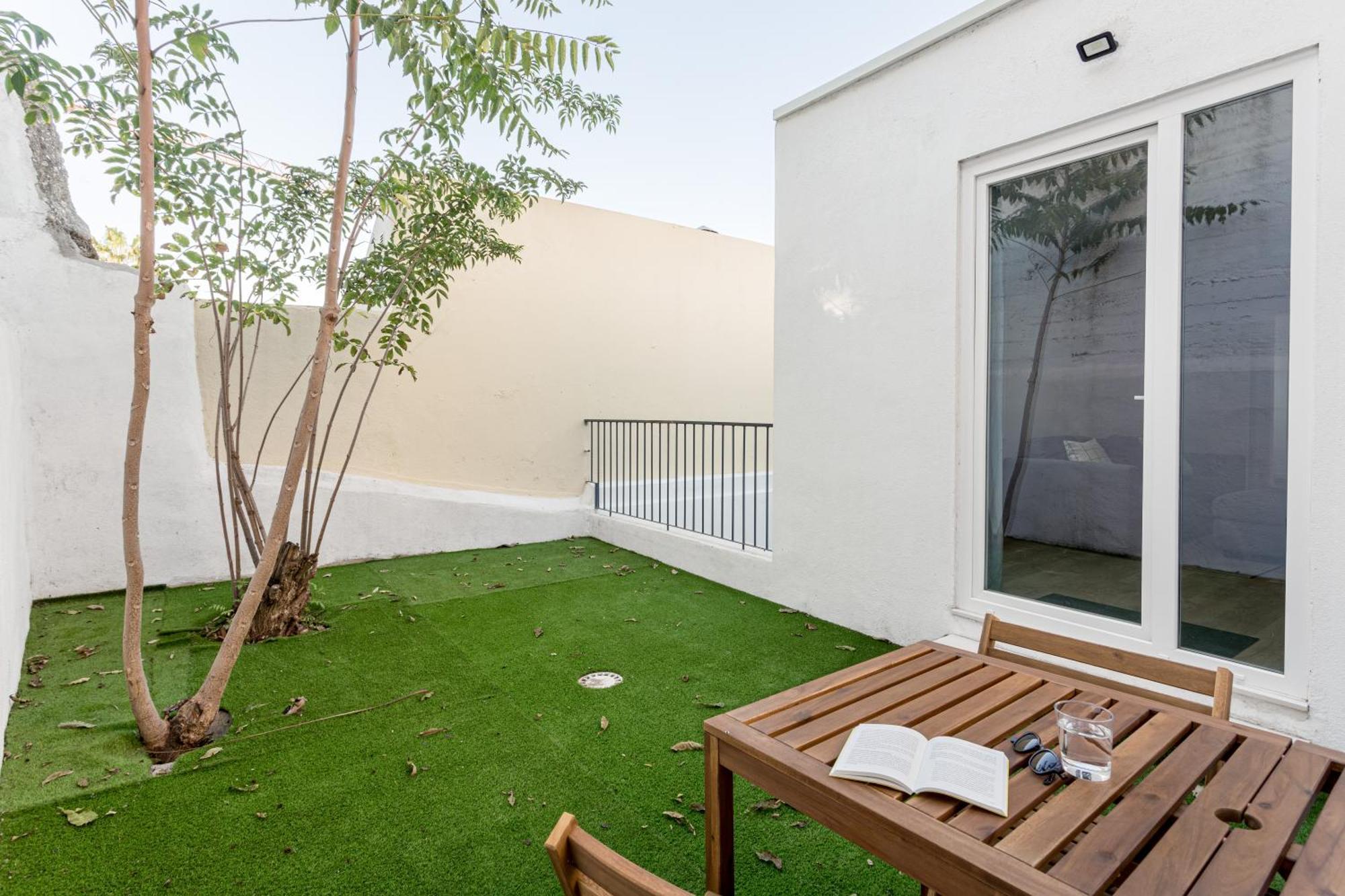 Joivy Minimalistic W Patio In Principe Real Appartement