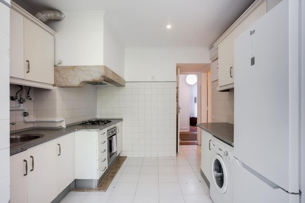 Spacious Tailor Made Flat In Areeiro Lisboa