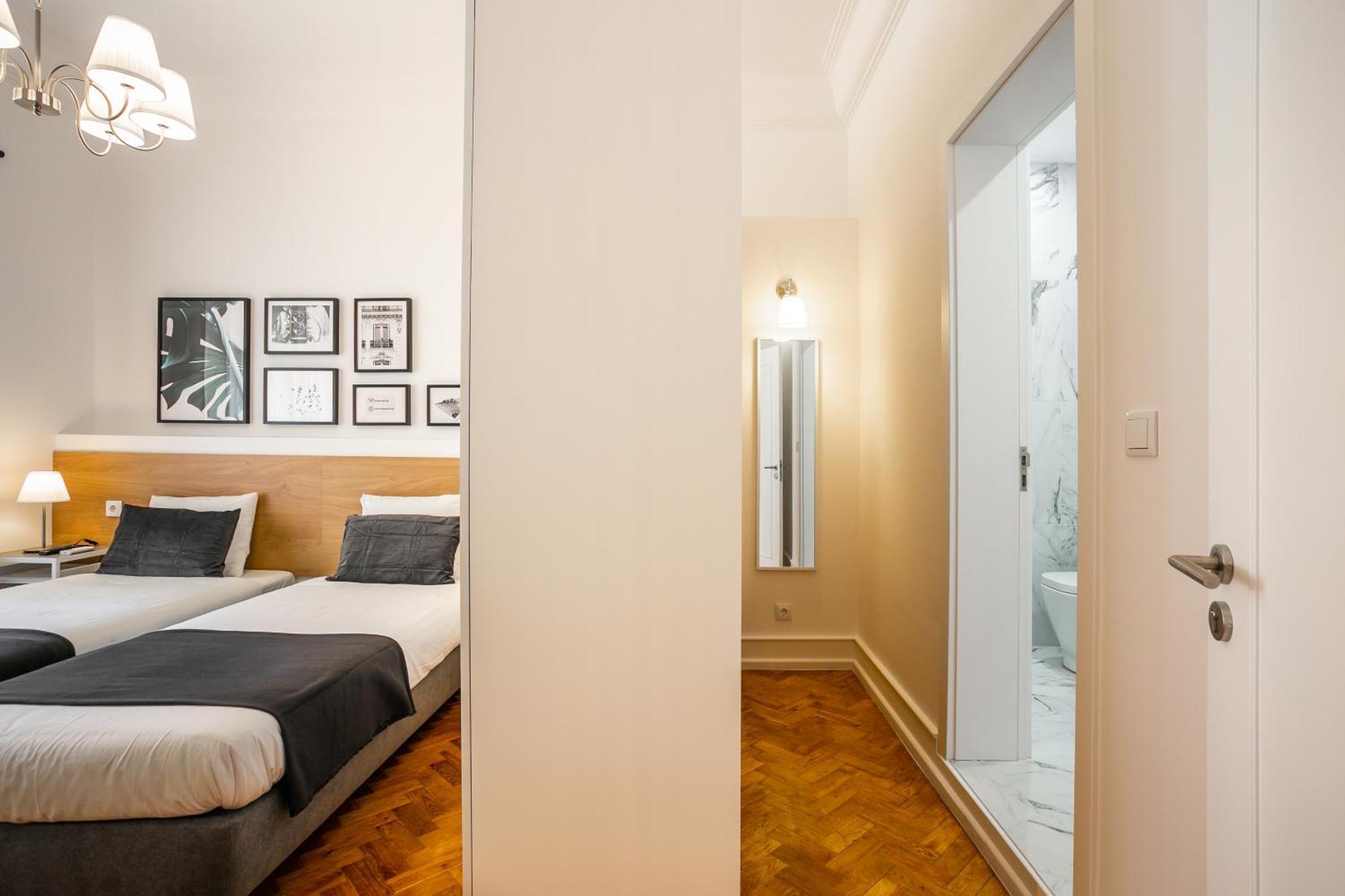 Apartment Home Out Rooms & Apartments *