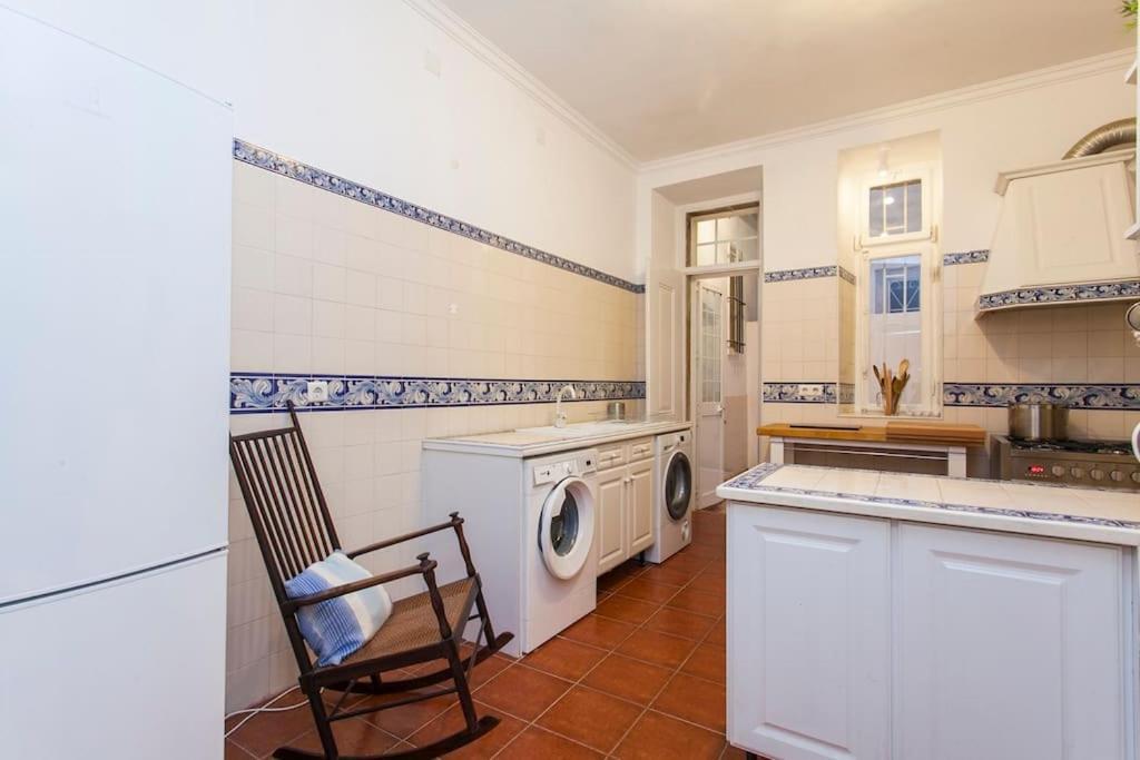 Space And Tradition In Appartement Lisboa