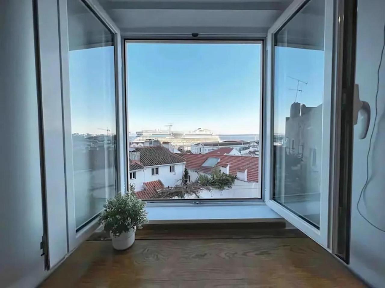 Stunning River View In Historic Alfama Apartment *