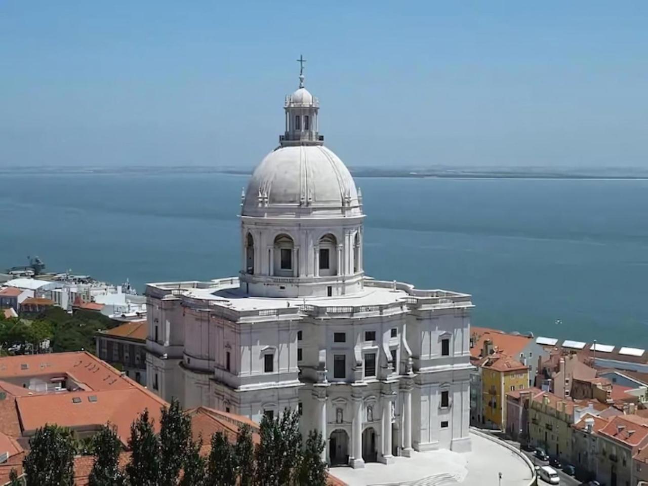 Stunning River View In Historic Alfama Apartment *