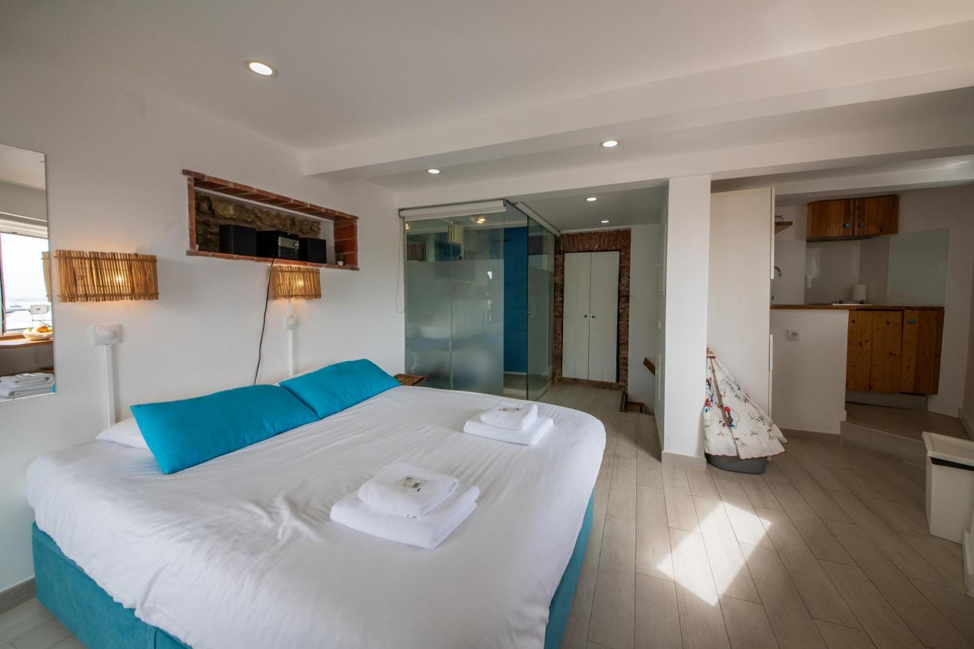 Apartment Stunning River View In Historic Alfama *