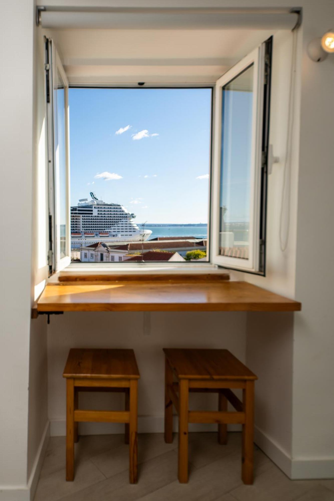 Stunning River View In Historic Alfama * Lissabon