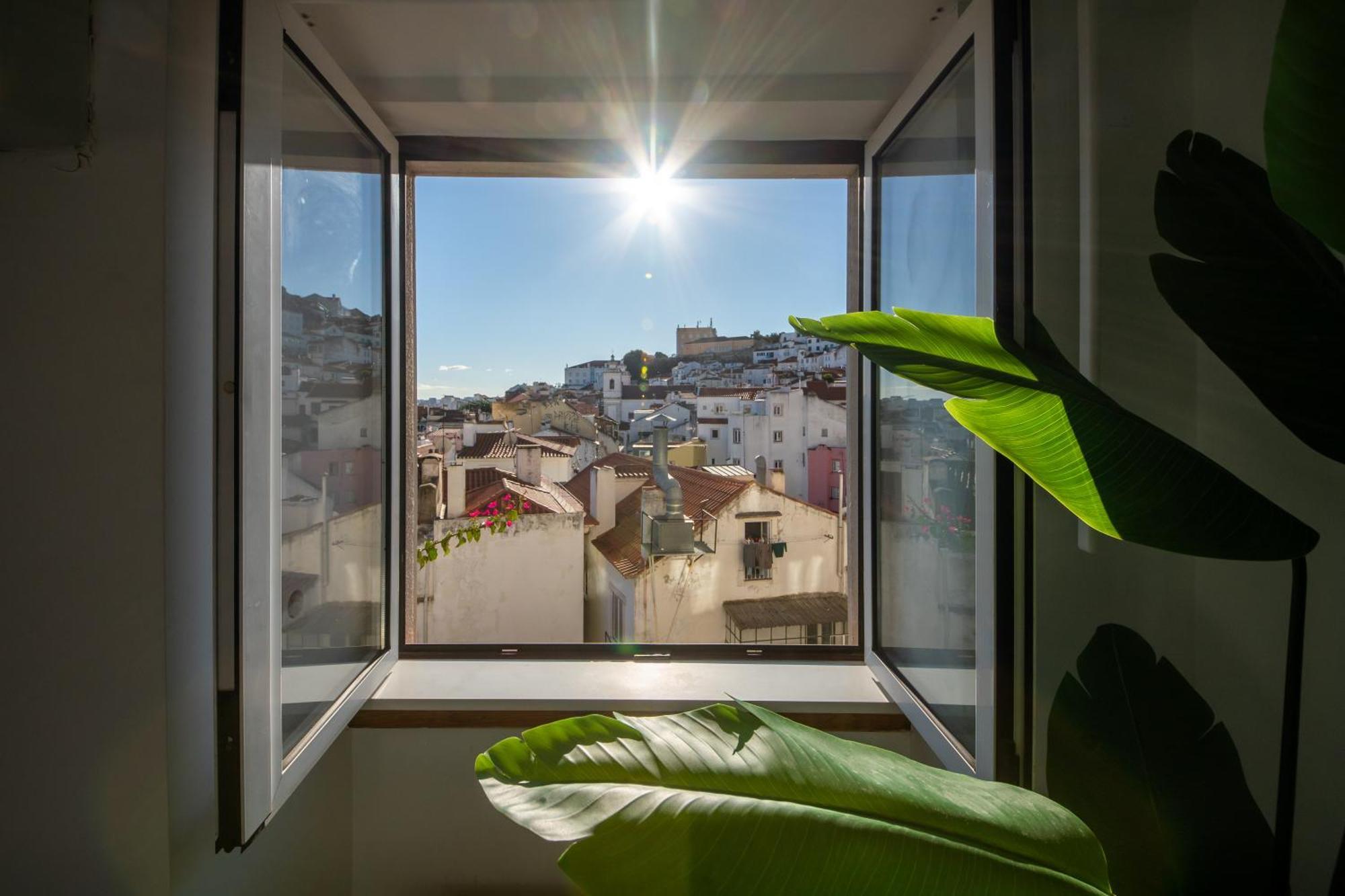 Apartment Stunning River View In Historic Alfama *