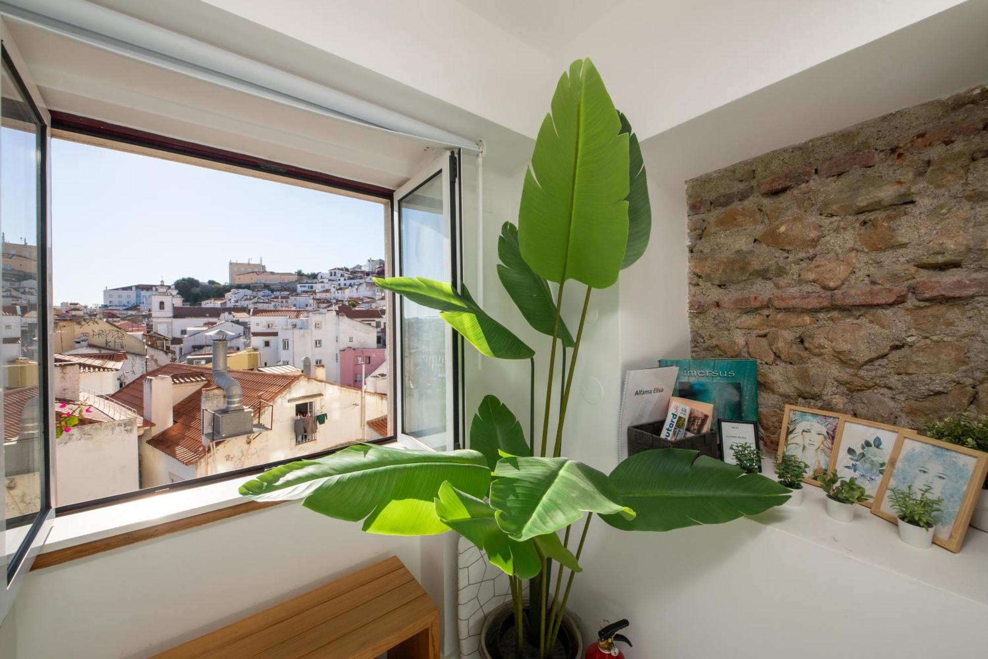 Stunning River View In Historic Alfama Apartment Lissabon
