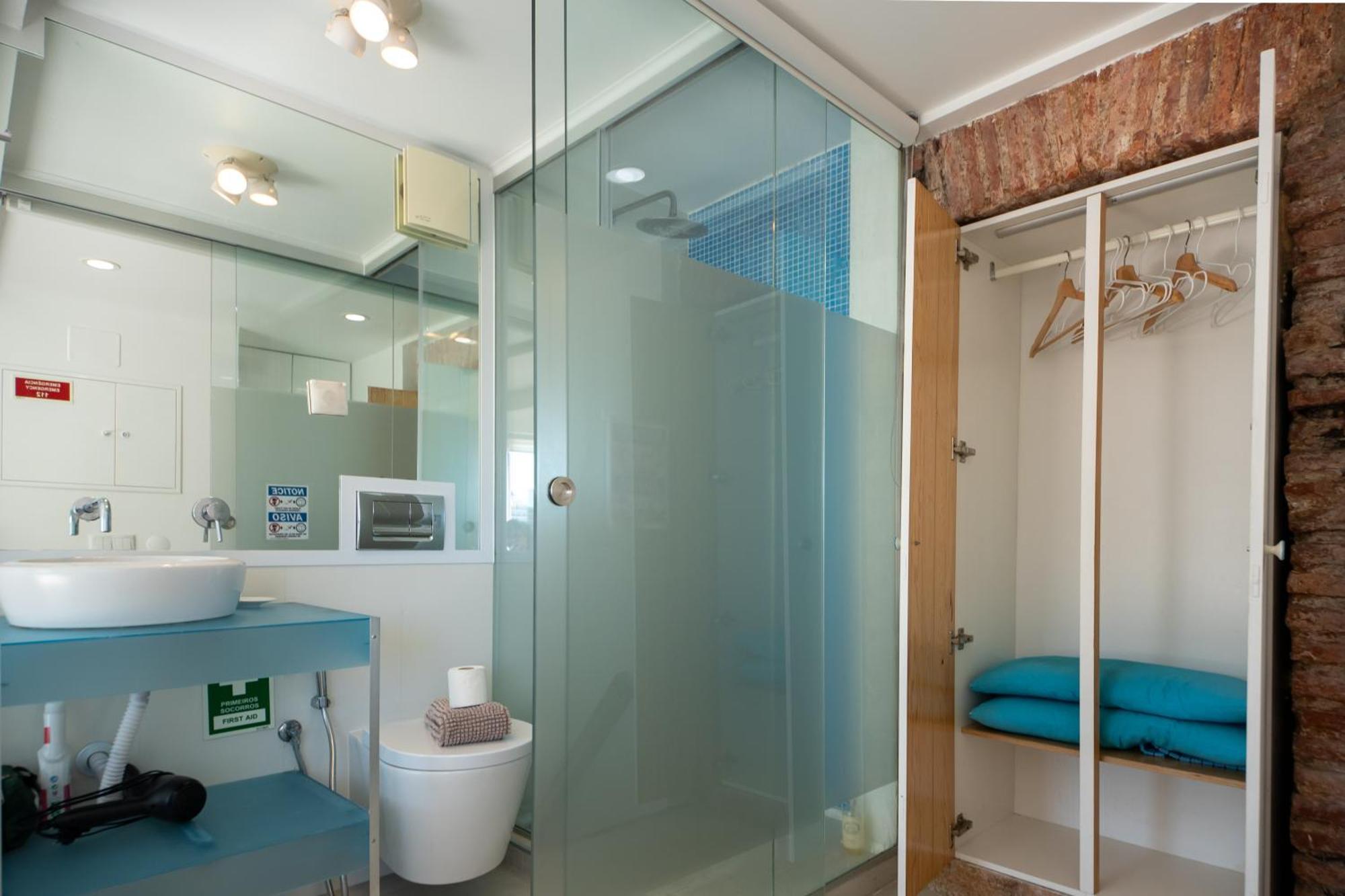Stunning River View In Historic Alfama Apartment Lissabon