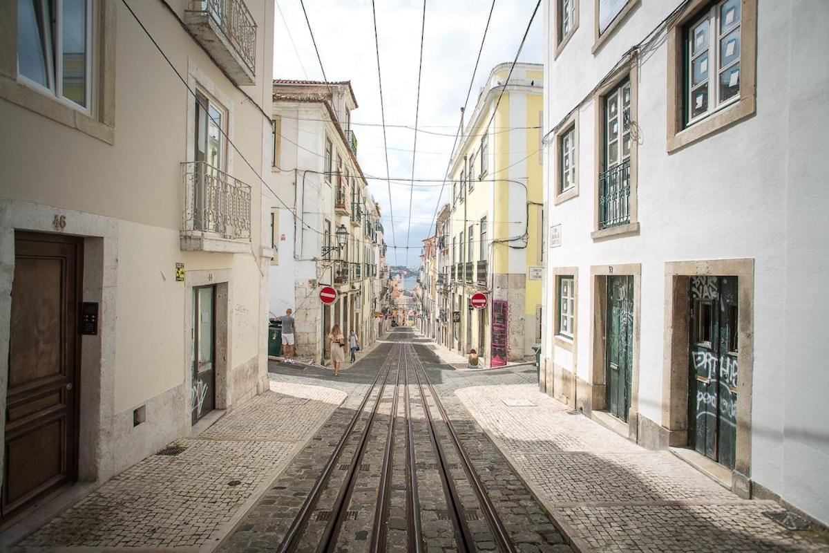 Baroque With Patio Portuguese Soul Bica Tram 4p Appartement