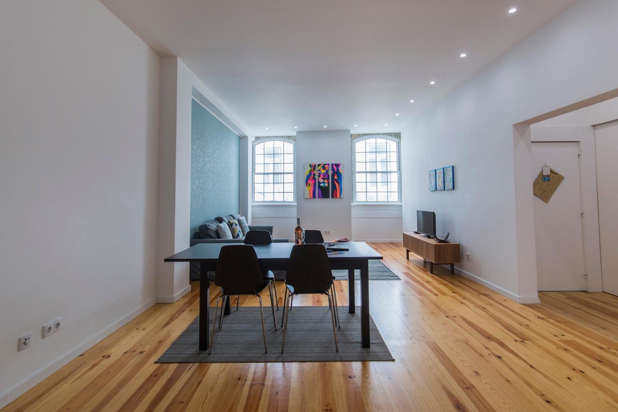 100 A - Flat By Pink St.