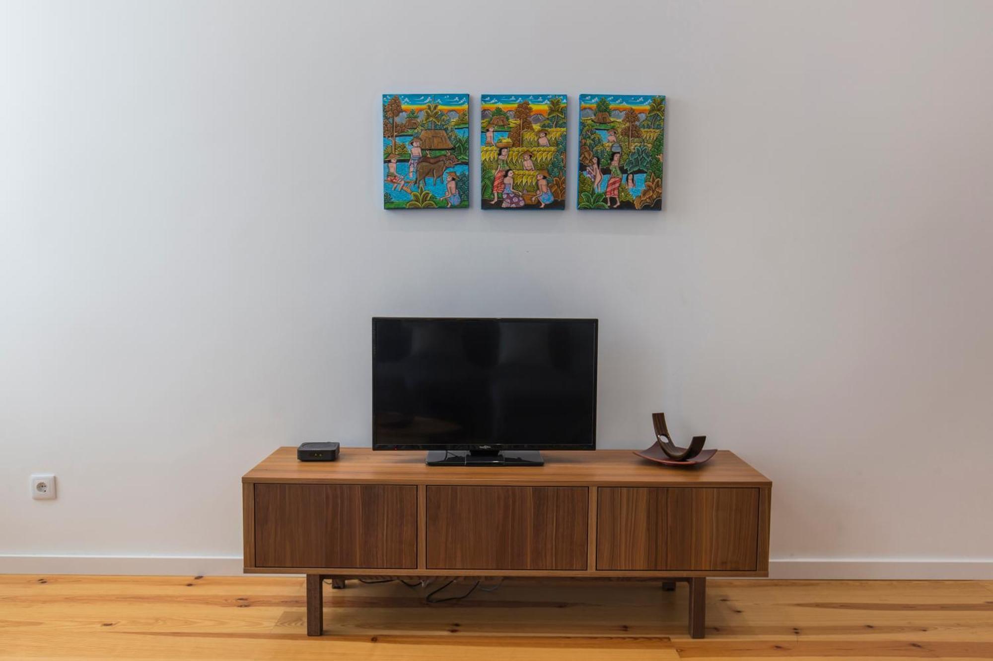 100 A - Flat By Pink St. *